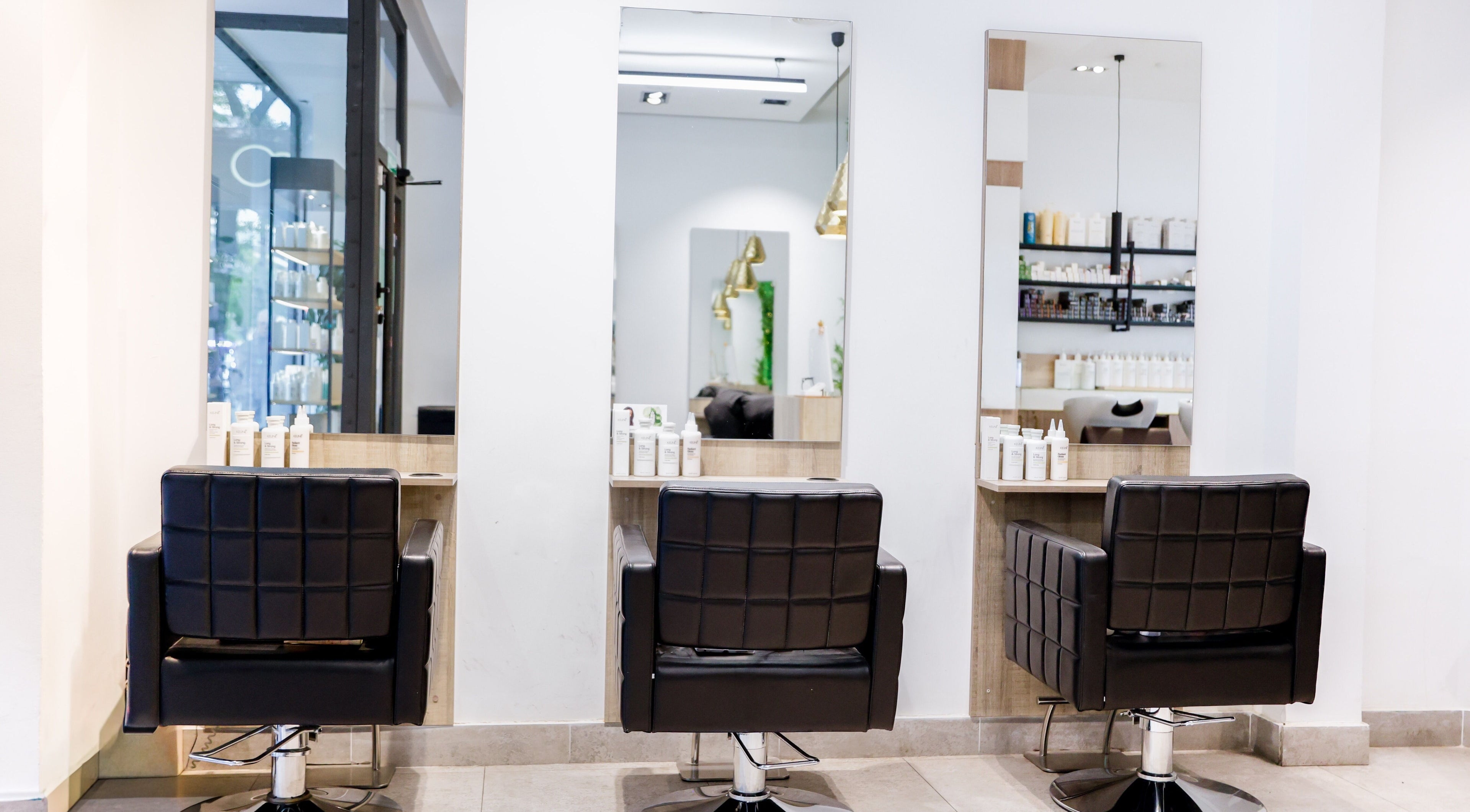 Sillas modernas en Rizal Organic Studio Alcala, Madrid, Comunidad De Madrid, ES, reflejando un estilo sofisticado.