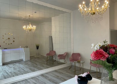 Elegantes Interieur bei Zeus & Ruby Beauty Spa in Berlin, Berlin, DE mit Kronleuchter und Blumenarrangement.