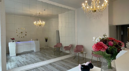 Elegantes Interieur bei Zeus & Ruby Beauty Spa in Berlin, Berlin, DE mit Kronleuchter und Blumenarrangement.