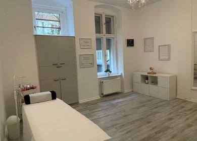Ruhiger Behandlungsraum bei Zeus & Ruby Beauty Spa, Berlin, Berlin, DE, mit eleganter Einrichtung.