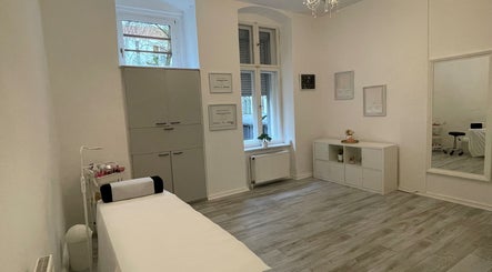 Ruhiger Behandlungsraum bei Zeus & Ruby Beauty Spa, Berlin, Berlin, DE, mit eleganter Einrichtung.