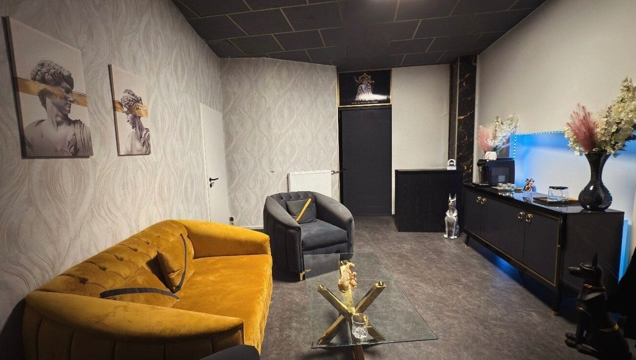 Elegantes Loungedesign im Zeus & Ruby Beauty Spa, Berlin, Berlin, DE. Stilvolle Möbel und sanfte Beleuchtung.