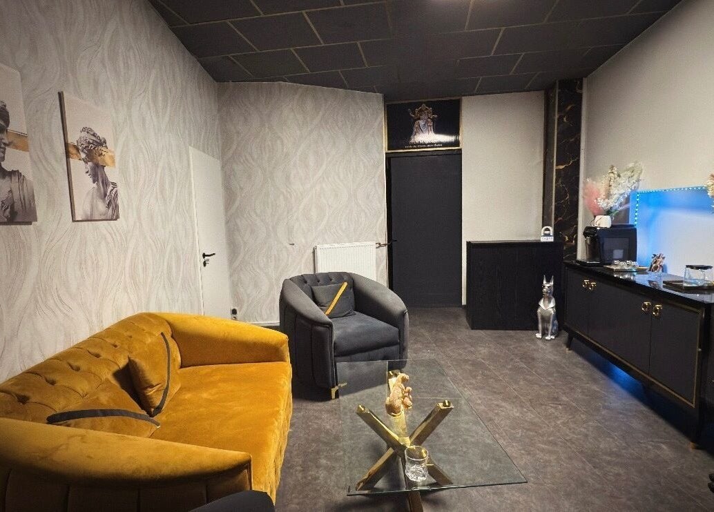 Elegantes Loungedesign im Zeus & Ruby Beauty Spa, Berlin, Berlin, DE. Stilvolle Möbel und sanfte Beleuchtung.