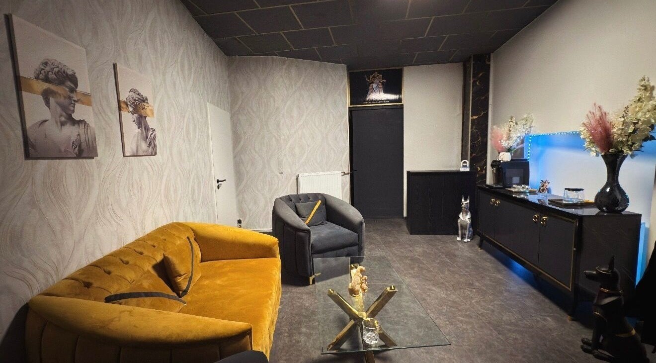 Elegantes Loungedesign im Zeus & Ruby Beauty Spa, Berlin, Berlin, DE. Stilvolle Möbel und sanfte Beleuchtung.