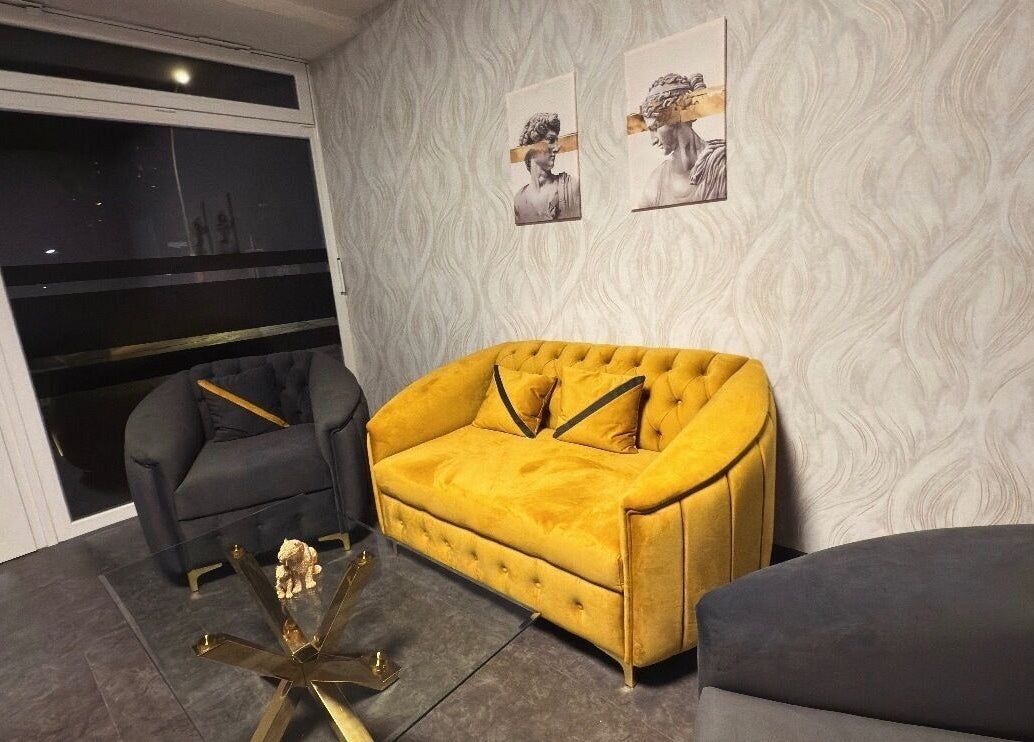 Elegante gelbe Couch in Zeus & Ruby Beauty Spa, Berlin, Berlin, DE, betont Stil und Komfort.