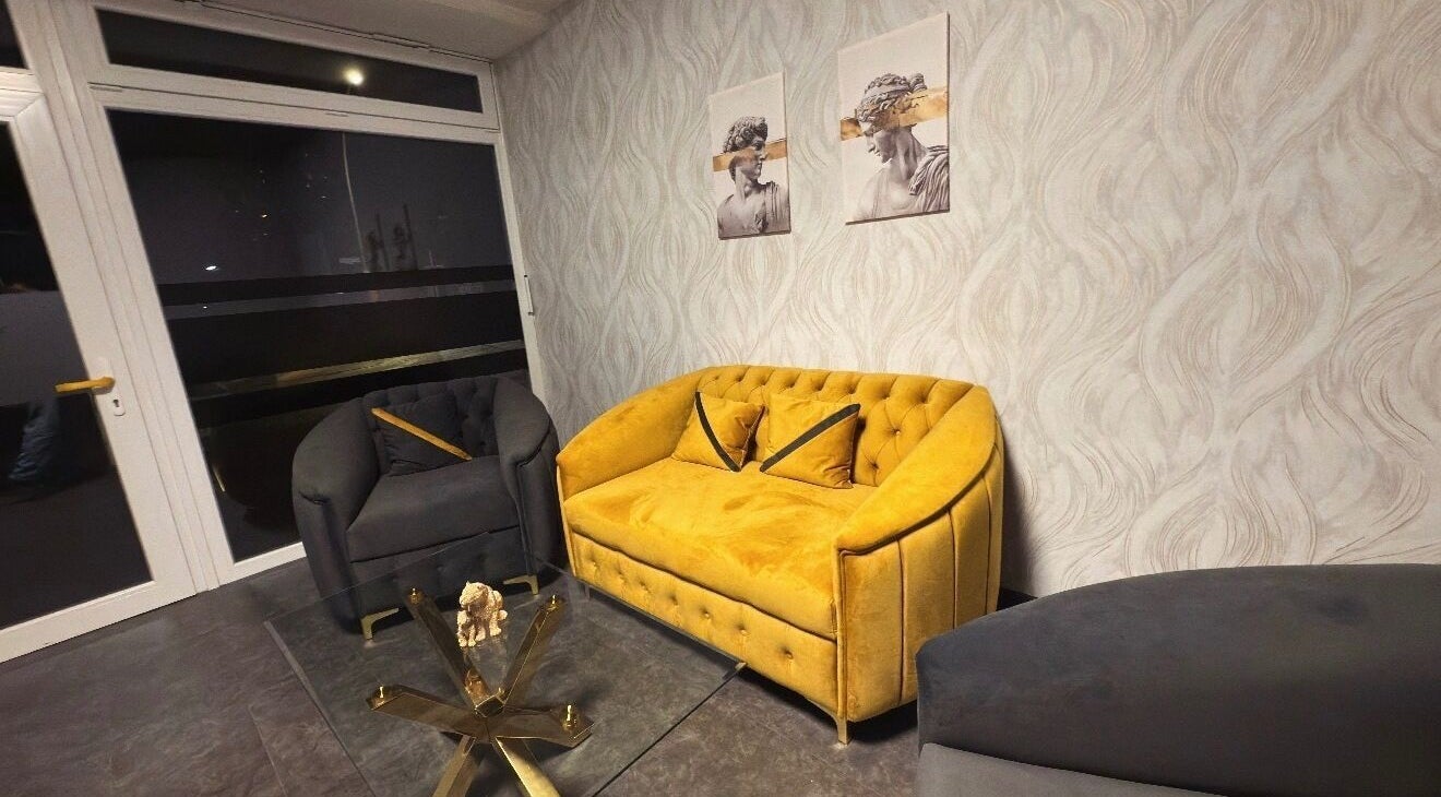 Elegante gelbe Couch in Zeus & Ruby Beauty Spa, Berlin, Berlin, DE, betont Stil und Komfort.