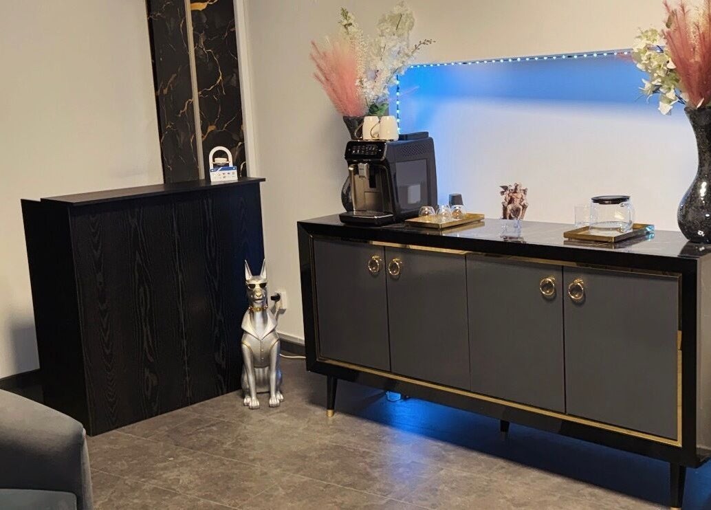 Elegante Wartebereich im Zeus & Ruby Beauty Spa, Berlin, Berlin, DE, mit moderner Dekoration.