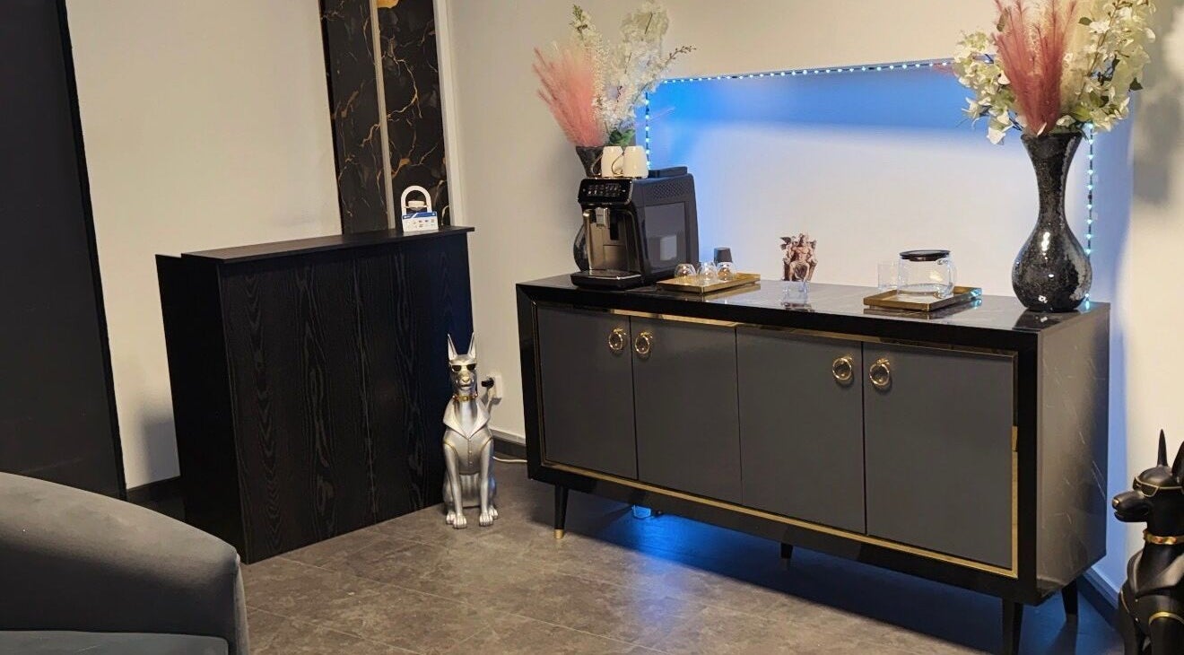 Elegante Wartebereich im Zeus & Ruby Beauty Spa, Berlin, Berlin, DE, mit moderner Dekoration.