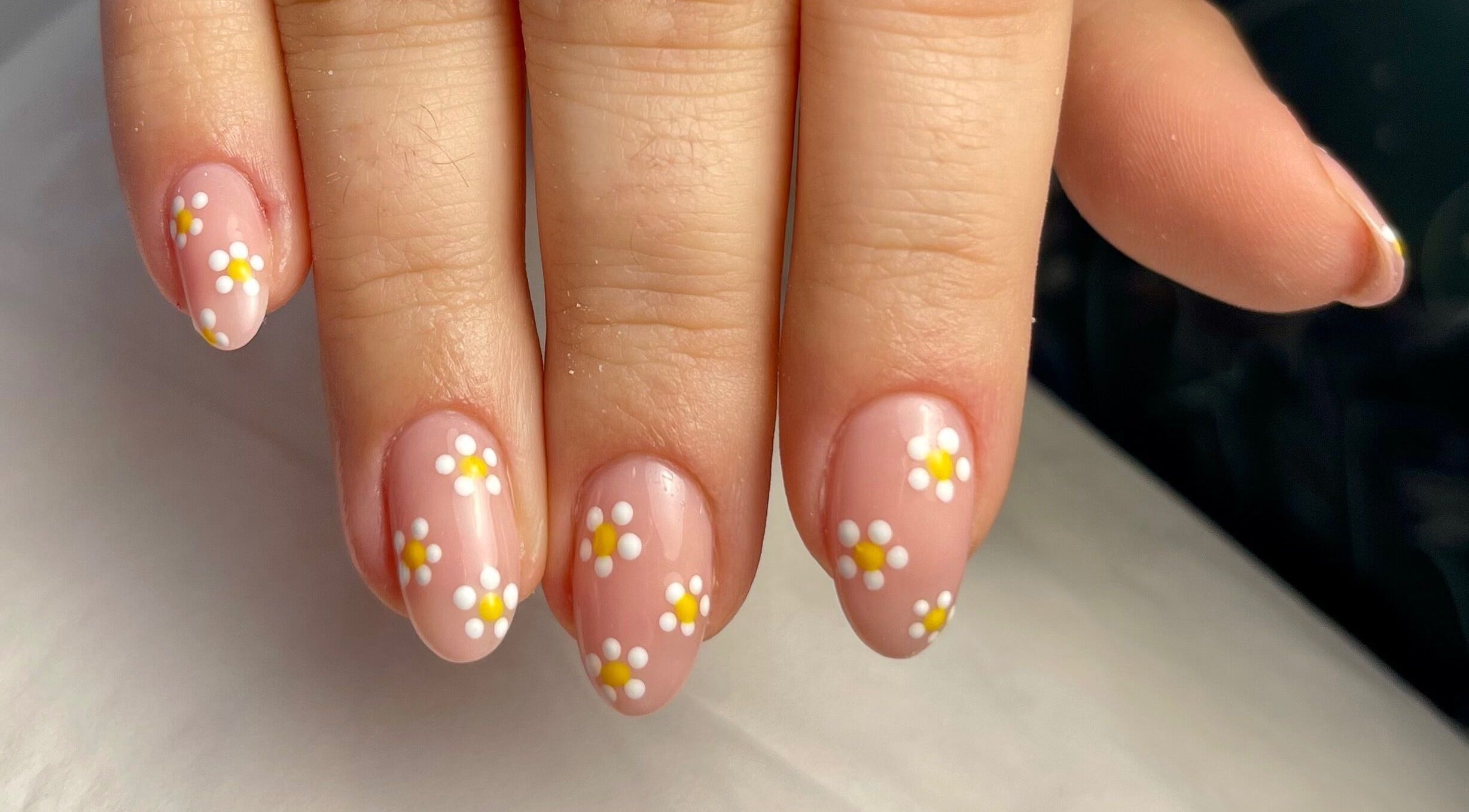 Manucure florale au Tatiana Bastos Beauty Center, Esch-sur-alzette, Esch-sur-alzette, LU.