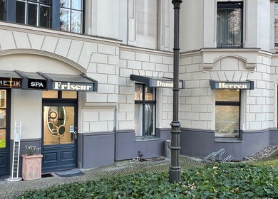 Entrance of Friseursalon Grande Grunewald in Berlin, Berlin, DE with stylish facade and signage.