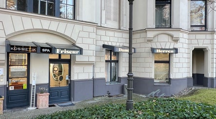 Entrance of Friseursalon Grande Grunewald in Berlin, Berlin, DE with stylish facade and signage.