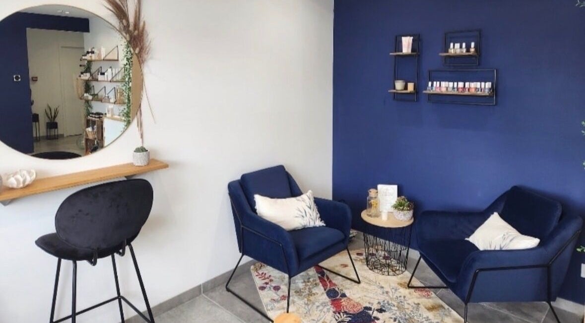 Intérieur raffiné de La pose idéale à Brette-les-pins, Pays De La Loire, FR avec fauteuils bleus et déco moderne.