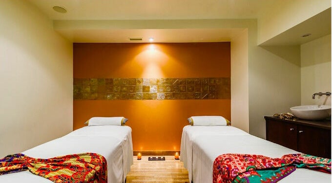 Relaxing massage room at D' Spa Organic & Vegan, Vale d' Oliveiras, in Estômbar, Faro, PT with twin beds.