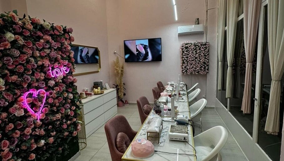 Εσωτερικός χώρος του Love nails and more Argiroupoli, με ροζ διακόσμηση και λουλούδια στην Αργυρούπολη, GR.