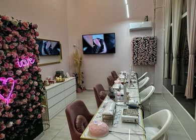 Εσωτερικός χώρος του Love nails and more Argiroupoli, με ροζ διακόσμηση και λουλούδια στην Αργυρούπολη, GR.