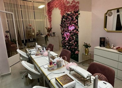 Άνετος και στυλάτος χώρος στο Love nails and more Argiroupoli, Αργυρούπολη, GR με διακόσμηση λουλουδιών.