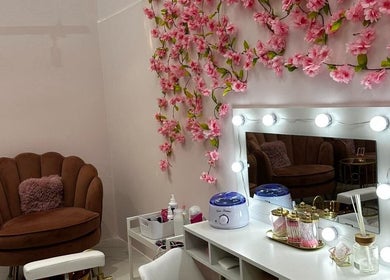 Ρομαντική διακόσμηση με καρέκλα και καθρέφτη στο Love nails and more Argiroupoli, Αργυρούπολη, GR.