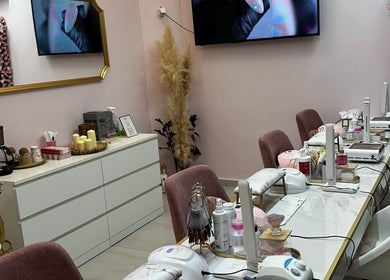 Σαλόνι ομορφιάς Love nails and more Argiroupoli, Αργυρούπολη, GR με καλαίσθητη διακόσμηση.