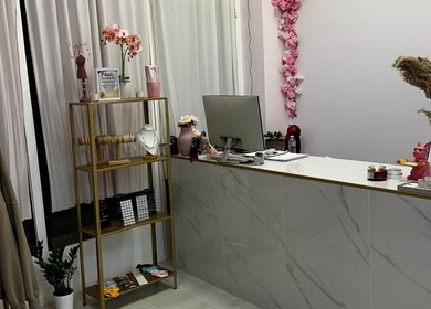 Κομψή ρεσεψιόν στο Love nails and more Argiroupoli, Αργυρούπολη, GR με φλοράλ διακόσμηση και μοντέρνα αισθητική.