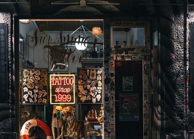 Außenansicht von @kantocat tattoo berlin, stilvolle Schilder und Neonlicht bei Nacht in Berlin, Berlin, DE.