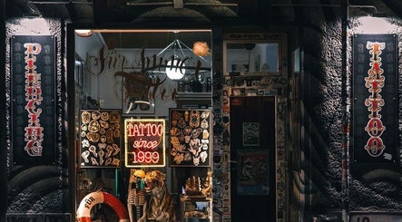 Außenansicht von @kantocat tattoo berlin, stilvolle Schilder und Neonlicht bei Nacht in Berlin, Berlin, DE.