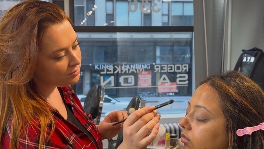 Візажист в салоні 'Diana MUA', Нью-Йорк, виконує макіяж.