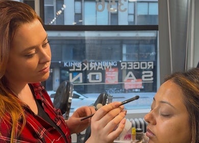 Візажист в салоні 'Diana MUA', Нью-Йорк, виконує макіяж.