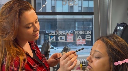 Візажист в салоні 'Diana MUA', Нью-Йорк, виконує макіяж.