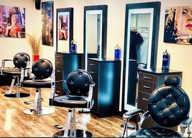 Сучасний салон краси Diana MUA в Нью-Йорку, Нью-Йорк, США з комфортними місцями.