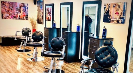 Сучасний салон краси Diana MUA в Нью-Йорку, Нью-Йорк, США з комфортними місцями.