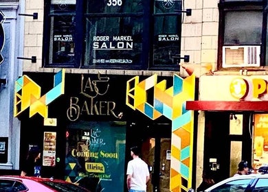 Фасад з яскравими вивісками біля Diana MUA в Нью-Йорку, Нью-Йорк, США.