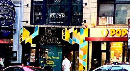 Фасад з яскравими вивісками біля Diana MUA в Нью-Йорку, Нью-Йорк, США.