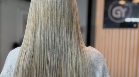 Capelli biondi lunghi e lisci presso GY Hair Style, Alessandria, Piemonte, IT.