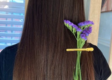Capelli lunghi e lisci con fiori viola a GY Hair Style, Alessandria, Piemonte, IT.