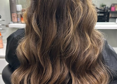 Capelli mossi con onde eleganti presso GY Hair Style, Alessandria, Piemonte, IT.