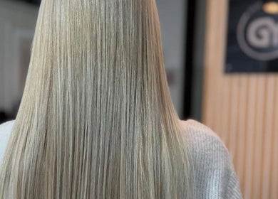 Capelli lisci e lucenti presso GY Hair Style, Alessandria, Piemonte, IT.