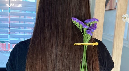Lunga chioma liscia con fiori viola a GY Hair Style, Alessandria, Piemonte, IT.