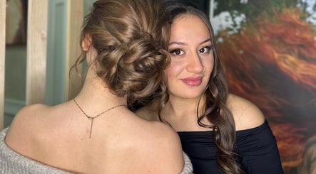 Acconciatura elegante e sorriso al GY Hair Style, Alessandria, Piemonte, IT.