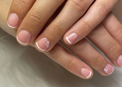 Uñas manicura francesa en Laia Llop, Santa Fe Del Penedès, Catalunya, ES: elegancia y estilo.