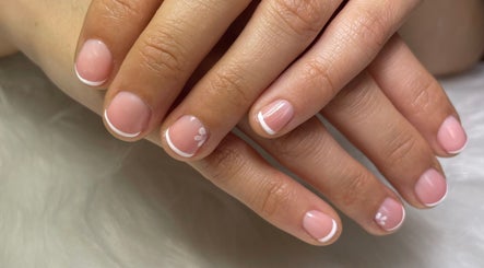 Uñas manicura francesa en Laia Llop, Santa Fe Del Penedès, Catalunya, ES: elegancia y estilo.