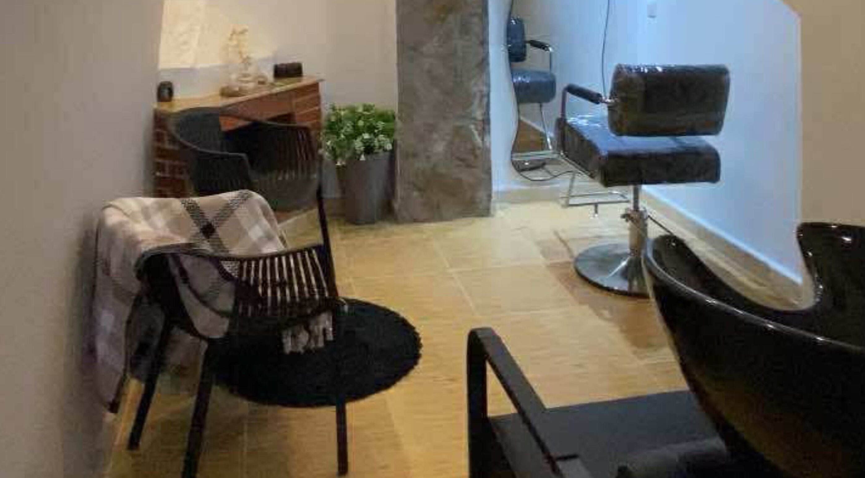 Espace intérieur élégant chez Lissage by L, Draria, Wilaya D'alger, DZ, avec chaise et décoration moderne.