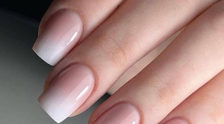 Unghie eleganti curate da Noir Lacquer, Avola, Sicilia, IT. Manicure raffinata con sfumature naturali.