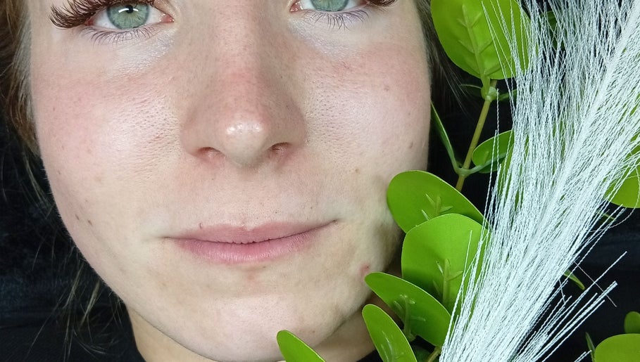 Klientka po zabiegu rzęsowego w Lashes Asi, Beverwijk, Noord-Holland, NL, z ozdobnymi liśćmi.