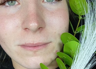 Klientka po zabiegu rzęsowego w Lashes Asi, Beverwijk, Noord-Holland, NL, z ozdobnymi liśćmi.