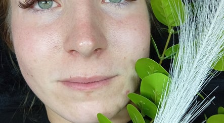 Klientka po zabiegu rzęsowego w Lashes Asi, Beverwijk, Noord-Holland, NL, z ozdobnymi liśćmi.