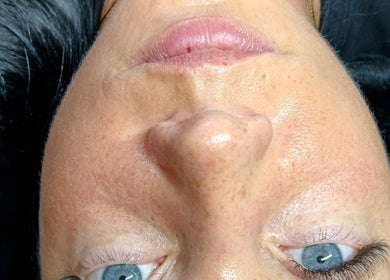 Zbliżenie na twarz z naturalnymi rzęsami w Lashes Asi, Beverwijk, Noord-holland, NL.