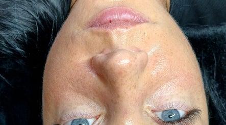 Zbliżenie na twarz z naturalnymi rzęsami w Lashes Asi, Beverwijk, Noord-holland, NL.