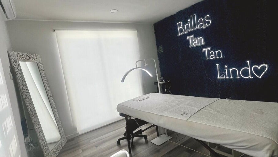 Stylish treatment room at Camila Toro - Brow Artist, Mérida, Yucatán, MX, featuring a lit neon sign.