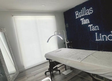 Stylish treatment room at Camila Toro - Brow Artist, Mérida, Yucatán, MX, featuring a lit neon sign.