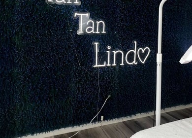 Stylish neon sign 'Tan Lindo' at Camila Toro - Brow Artist, Mérida, Yucatán, MX beauty studio.